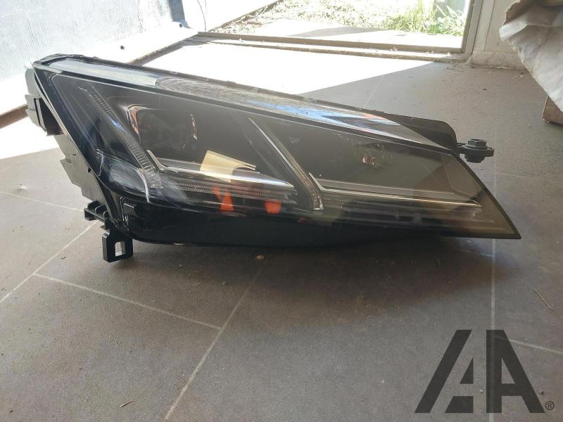 AUDI TT OSF HEADLIGHT