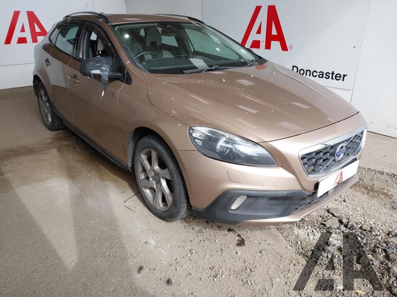 2014 VOLVO V40 D2 CROSS COUNTRY LUX 1560cc TURBO DIESEL AUTOMATIC 6 Speed 5 DOOR HATCHBACK