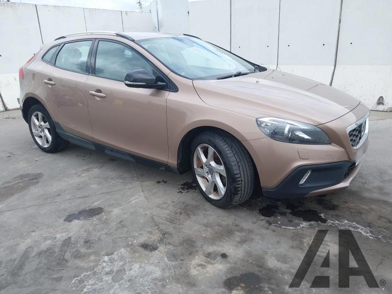 2013 VOLVO V40 D2 CROSS COUNTRY LUX NAV 1560cc TURBO DIESEL MANUAL 6 Speed 5 DOOR HATCHBACK