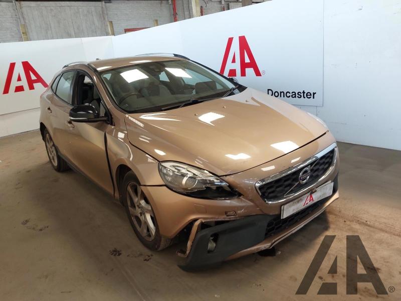 2014 VOLVO V40 D2 CROSS COUNTRY LUX 1560cc TURBO DIESEL MANUAL 6 Speed 5 DOOR HATCHBACK