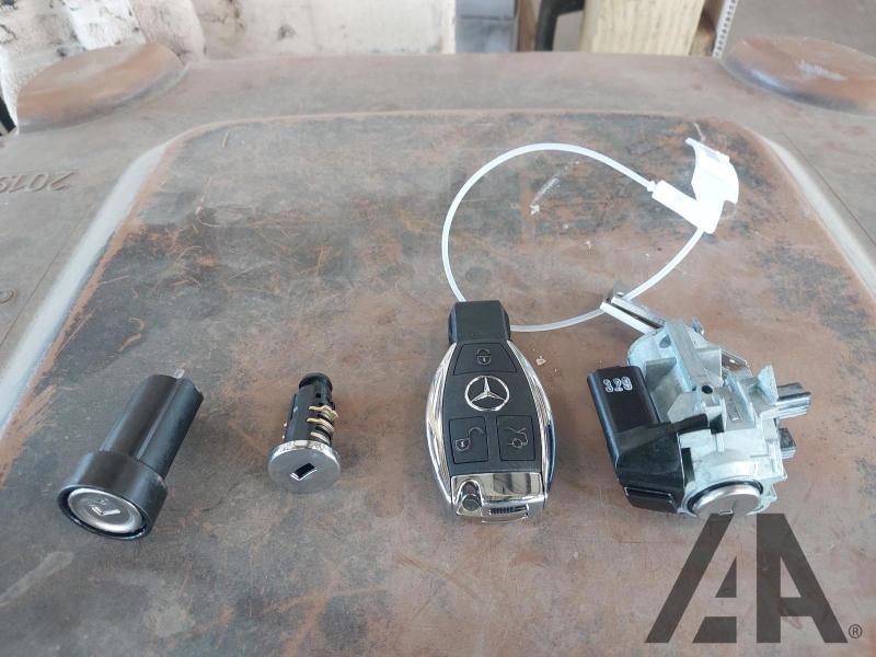 2013 MERCEDES C-CLASS LOCKING SYSTEM AND KEY