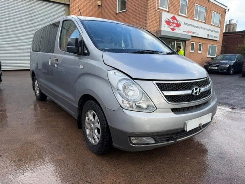 2012 Hyundai I800 Style Crdi 2497cc Turbo Diesel Automatic 5 Speed 5 Mpv