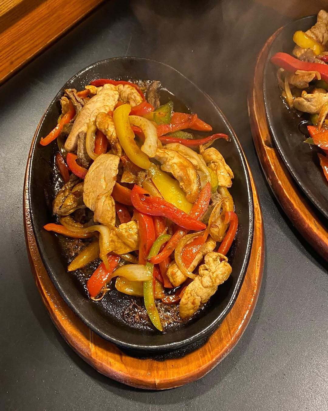 Our tasty fajitas are some of the best! 😍

Tender slices of beef or chicken breast (or a combo) or mixed veg seasoned with Tex-Mex spices and cooked with onions and bell peppers on a sizzling skillet. Accompanied by flour tortillas, guacamole, sour cream, grated cheese and tomato salsa. 🫑🌶️