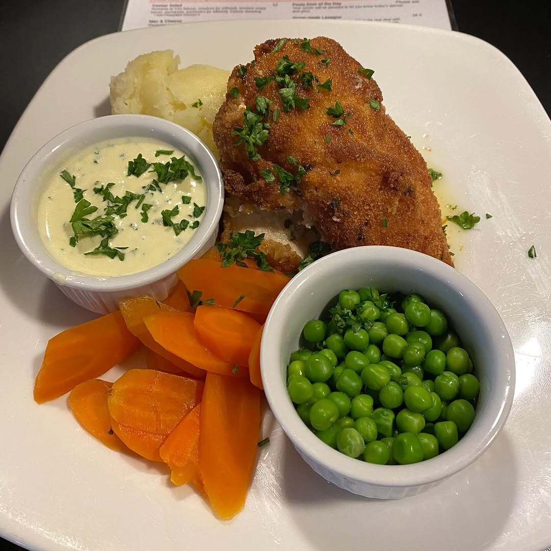 We love a special! 🤩

Homemade Chicken Kiev served with a creamy garlic sauce! 🥰

Treat yourself this weekend!