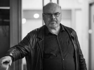 A black and white portrait of pianist Ian Pace