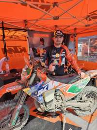 Burts Crayston at the Triple D Tent