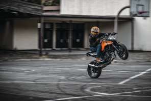 541631 MY24 KTM 125 DUKE Action Cat A 01 ACTION Action 01 ACTION Action