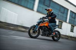 541583 MY24 KTM 125 DUKE Action 01 ACTION Action 01 ACTION Action