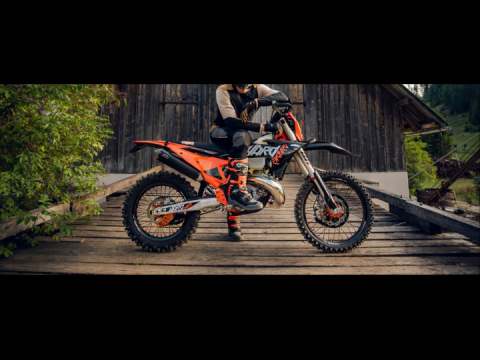 011026 1630 Enduro 0 APR Desktop blk