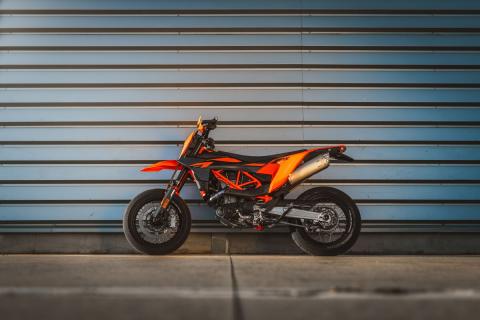 KTM 690 SMC R Static