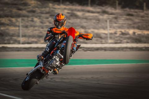 KTM 690 SMC R Wheelie