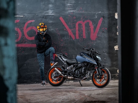 732292 MY26 KTM 125 DUKE Static1 STATICS