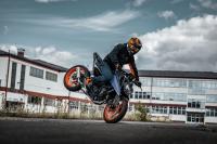 732289 MY26 KTM 125 DUKE Action1 ACTION