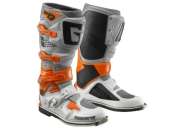 14 03 2024 1057 2174 083 Gaerne SG12 Ora Gre Wht Mx Boots 01