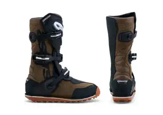 Boots Tech T Black Brown Gum 2