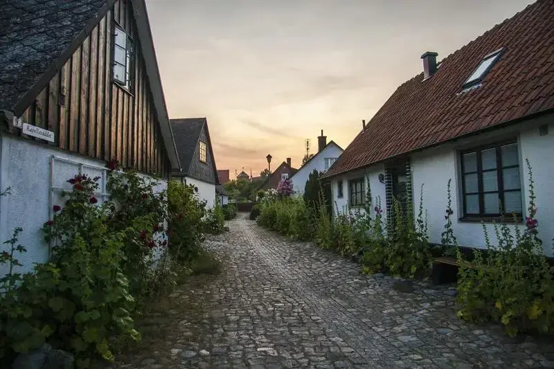 Takläggning av betongpannor på ett hus i Skåne, utförd av Swedtak