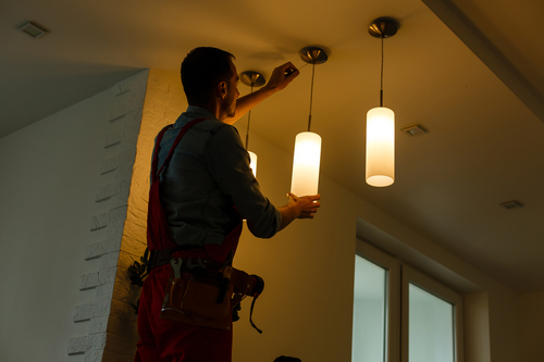 Installera taklampa, sätta upp taklampa