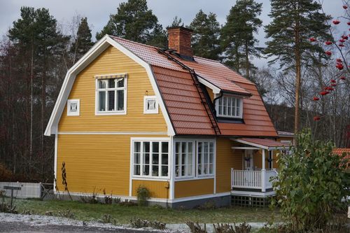 Vacker gul villa med nytt tegeltak
