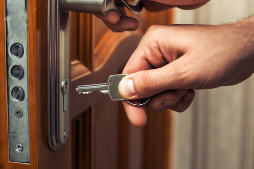 Nyinstallerat säkerhetslås vid dörrbyte – trygghet med JL Fönster & Fasad AB
