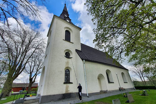 fönsterputs på en kyrka