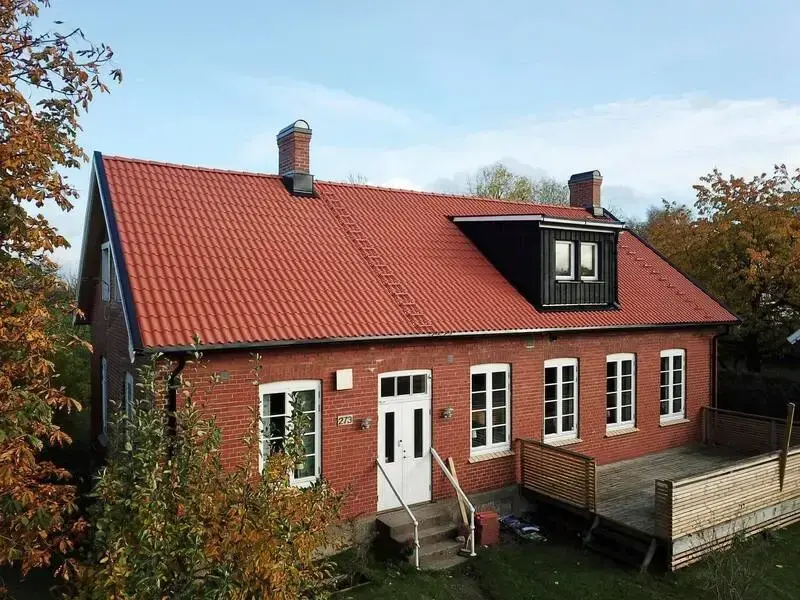 Takläggare från Swedtak Skåne lägger nytt tak på en villa i nordvästra Skåne