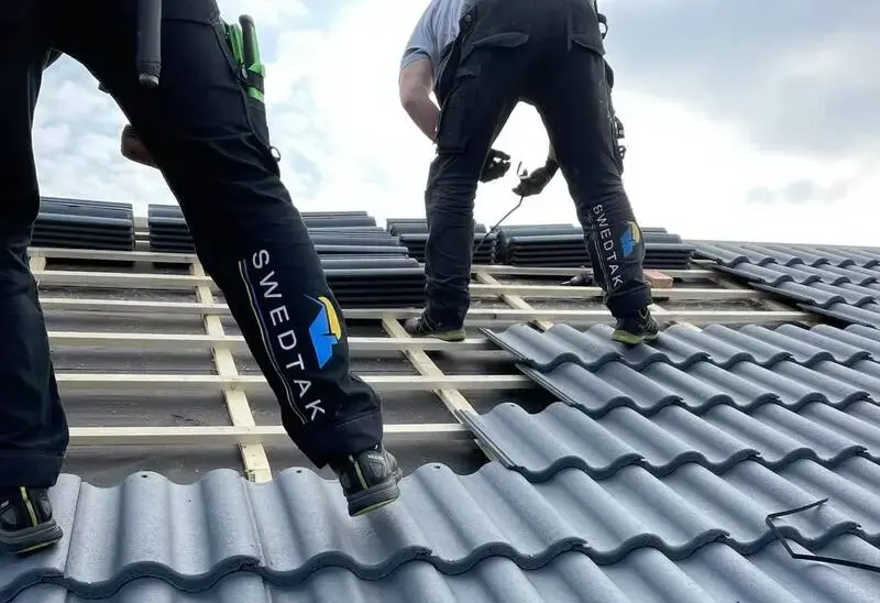 Swedtak Skånes takläggare på plats vid ett takbyte i Skåne