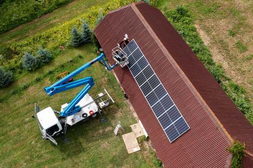Installation av solpaneler i Östergötland