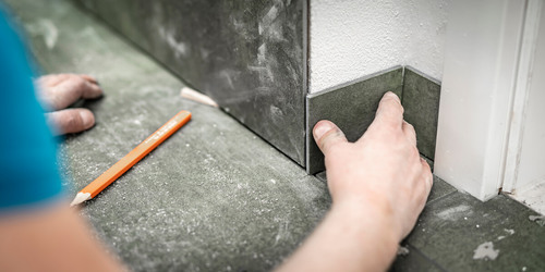 Pågående plattsättning av hantverkare