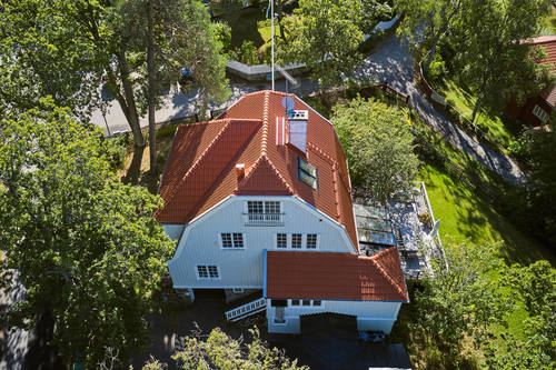 Rött villatak i Stockholm