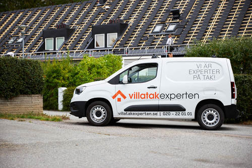 Takläggare ute med bil i Stockholm