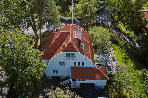 Rött tegeltak på villa i Stockholm