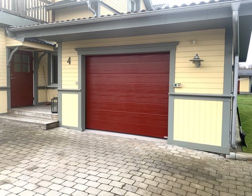 röd garageport på äldre fastighet