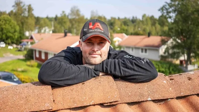 Takvårdsexpert från LA Takvård på ett tegeltak i Örebro