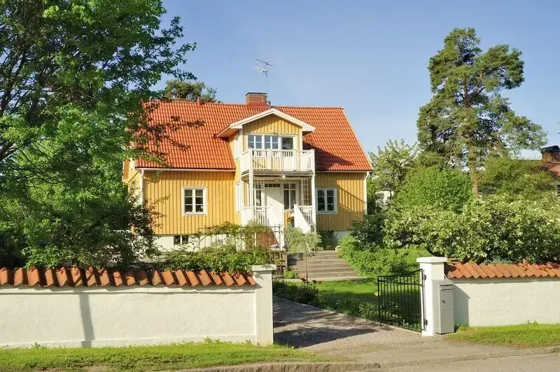 Swedtak Skånes takmontörer i arbete vid ett takbyte i Helsingborgstrakten