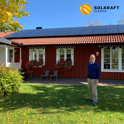 solceller på röd äldre villa
