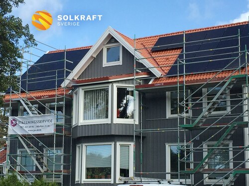 Bild på hus med byggställning och solpaneler installerade