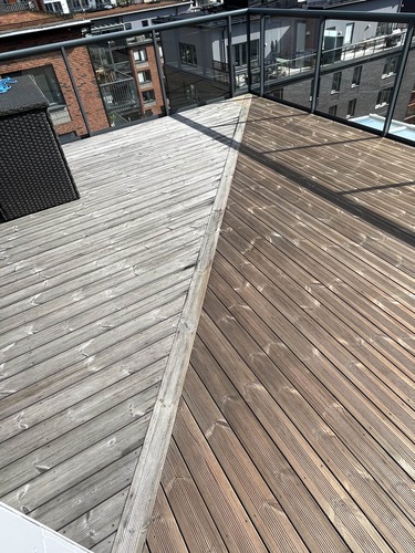 Träaltan med diagonal skillnad mellan nytvättad och obehandlad träyta
