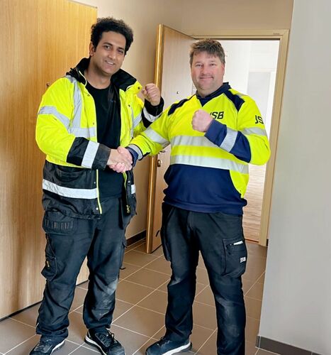 Flyttpersonal från Call4Care skakar hand med samarbetspartner i Helsingborg