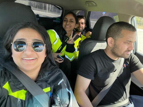 Team från Call4Care sitter i bilen på väg till uppdrag i Helsingborg