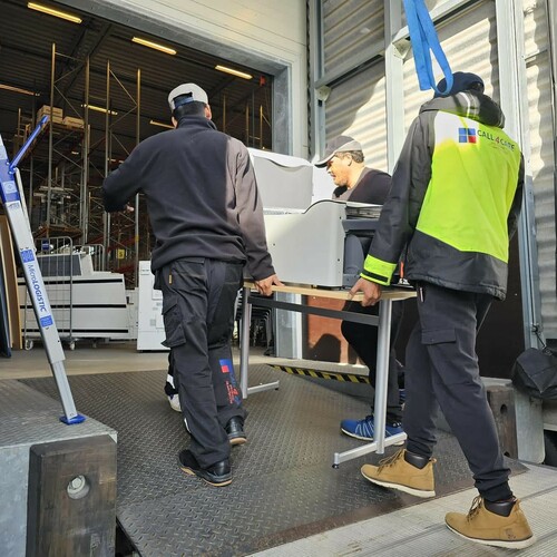 Bild på anställda på {{#company}}{{name}}{{/company}} som lyfter möbel in i flyttbil