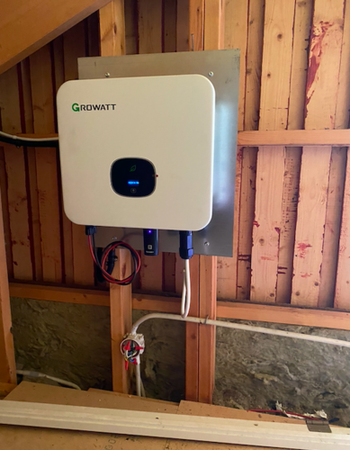Vit växelriktare för solceller under ett tak