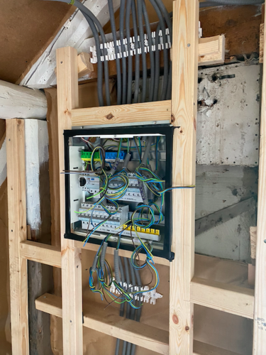 Öppen elcentral under installation