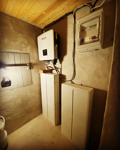 Växelriktare, elcentral och batterilager installerade i ett förråd