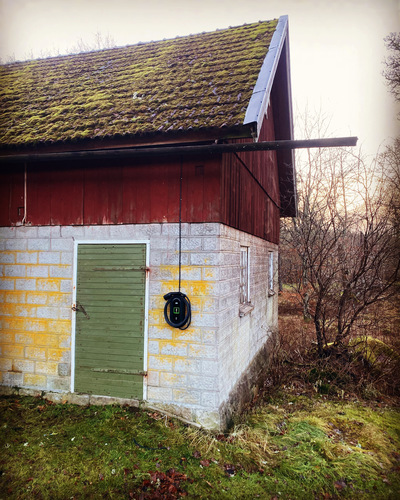Laddbox monterad på ett förråd i Vårgårda