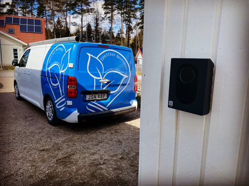 Elektriker Blomqvists servicebil vid en laddbox