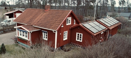 Solpaneler på rött hus installerade av Elektriker Blomqvist