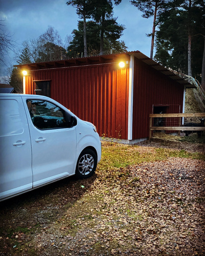 Elektriker Blomqvists servicebil vid ett garage i Vårgårda