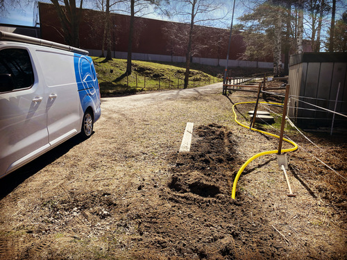 Grävt kabeldike för nedgrävd elkabel fram till en byggnad