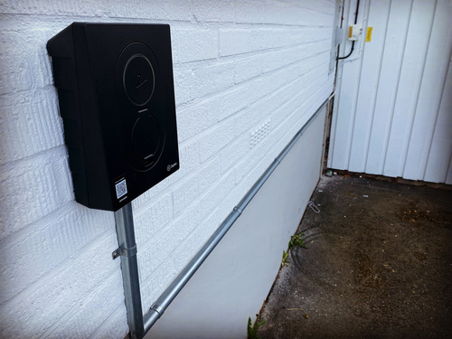 Laddbox på tegelfasad installerad av Elektriker Blomqvist