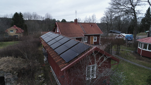 Solpaneler på rött hus installerade av Elektriker Blomqvist